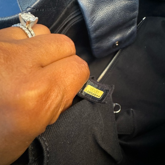 Chanel Caviar Navy Leather tote bag - Large CC embossed logo on front - Picture 11 of 13